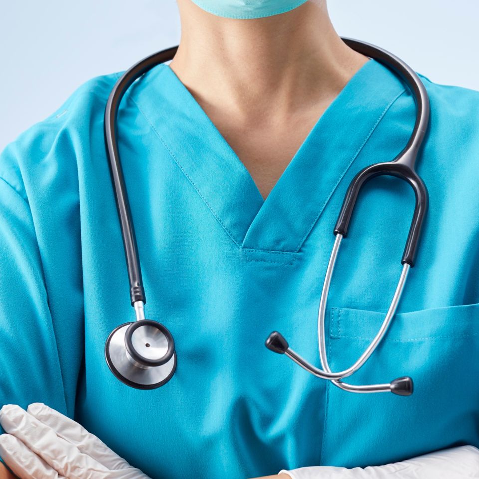 Profesional de la salud con estetoscopio